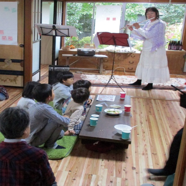 「んなのいえ」オープンの日には地域の方が楽器演奏も披露